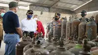 Menko PMK Muhadjir Effendy mengecek ketersediaan stok oksigen di 2 perusahaan pengisian dan distributor oksigen di Lampung, yaitu Perusahaan Lampung Gas dan PT Aneka Gas Industri Lampung, Kamis, (8/7/2021). (Dok Kemenko PMK)