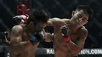Petarung Indonesia, Stefer Rahardian, memukul petarung Filipina, Robin Catalan, saat bertarung pada laga ONE Championship di Istora Senayan, Jakarta, Sabtu (19/1). Stefer Rahardian kalah dari Robin Catalan. (Bola.com/M. Iqbal Ichsan)