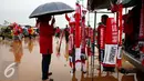 Seorang pendukung Tim Nasional Indonesia melihat atribut bola sebelum pertandingan final leg pertama Piala AFF 2016 dimulai di Stadion Pakansari, Bogor, Rabu (14/12). (Liputan6.com/Johan Tallo)