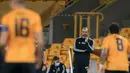 Pelatih Wolverhampton Wanderers, Nuno Espirito Santo, memperhatikan pemainnya saat menghadapi Olympiacos pada laga leg kedua babak 16 besar Liga Europa 2019/2020 di Molineux Stadium, Jumat (7/8/2020) dini hari WIB. Wolverhampton menang 1-0 atas Olympiacos. (AFP/Lindsey Parnaby)