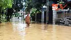 Akibat meluapnya Kali Pesanggrahan, ratusan rumah di Cirendeu, Tangerang Selatan, terendam banjir. Namun, warga tetap bertahan di rumah masing-masing.