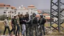 Polisi Israel mengatakan kerumunan besar berusaha menyerbu posisi polisi di kota Masade. (AP Photo/Ohad Zwigenberg)