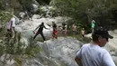Wisatawan menikmati kolam alami Polischellu di hutan Bavella di celah Bavella dekat Zonza di selatan pulau Corsica, Mediterania Prancis (25/8/2021).  Situs Bavella penuh sesak dengan turis selama musim panas. (AFP/Pascal Pochard-Casabianca)