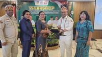 Optimisme peran dan kontribusi positif kelapa sawit di tanah Papua semakin menggeliat. Hal tersebut ditunjukkan dengan kehadiran serentak petani sawit dalam acara Workshop Penguatan Kelembagaan dan Kemitraan Kelapa Sawit di Kota Jayapura, Papua, pada Kamis (27/06/2024).