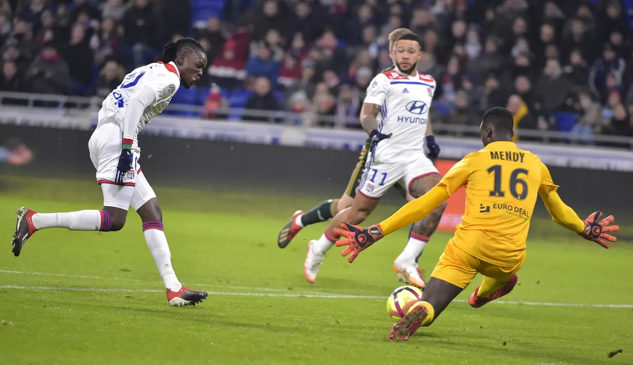Kiper Rennes, Edouard Mendy berusaha menahan bola tendangan Penyerang Lyon, Bertrand Traore pada pertandigan L1 Prancis di Stadion Groupama pada Decines -Charpieu, Prancis pada 11 Januari 2019. (AFP/Romain Lafabregue)