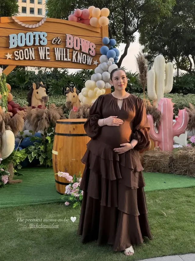 Chelsea Islan saat Gender Reveal pakai dress coklat. [@arenprasetio]