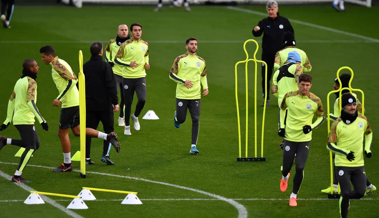 Para pemain Manchester City berlatih jelang menghadapi Shakhtar Donetsk pada pertandingan Grup C Liga Champions di City Football Academy, Manchester, Inggris, Senin (25/11/2019). Manchester City mengincar kemenangan agar bisa menyegel satu tempat di babak 16 besar Liga Champions. (Paul ELLIS/AFP)