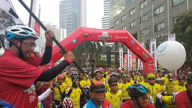 Menteri Perhubungan (Menhub) Budi Karya Sumadi melepas sekitar 150 pengemudi sepeda dari Jakarta ke Surabaya (Dok Foto: Maulandy Rizky Bayu Kencana/Liputan6.com)