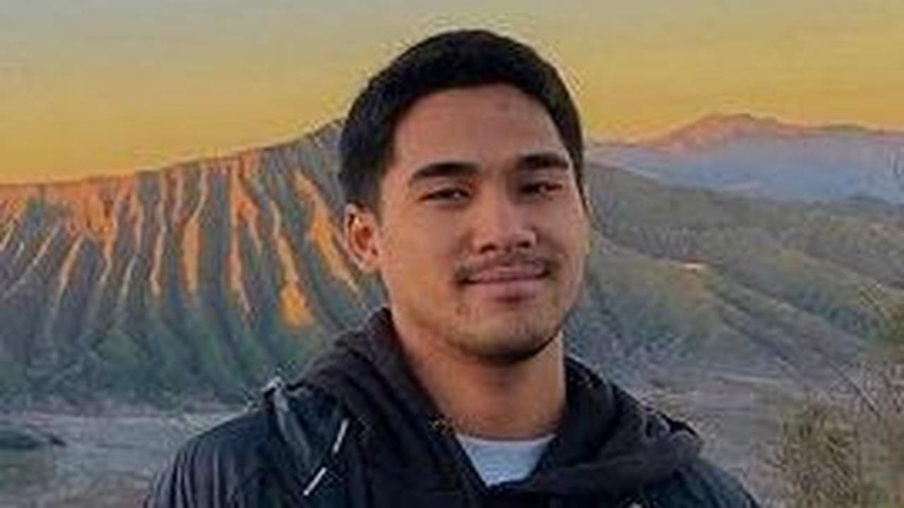 Omar meraih gelar S-1 di jurusan Akuntansi dari Universitas Indonesia (UI). Ia lalu melanjutkan studinya di Australia dan berhasil meraih gelar Bachelor’s Degree in Accounting and Finance pada tahun 2018.