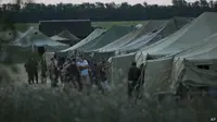 Para serdadu Ukraina membangun tenda sekitar desa Gukovo di wilayah Rusia.
