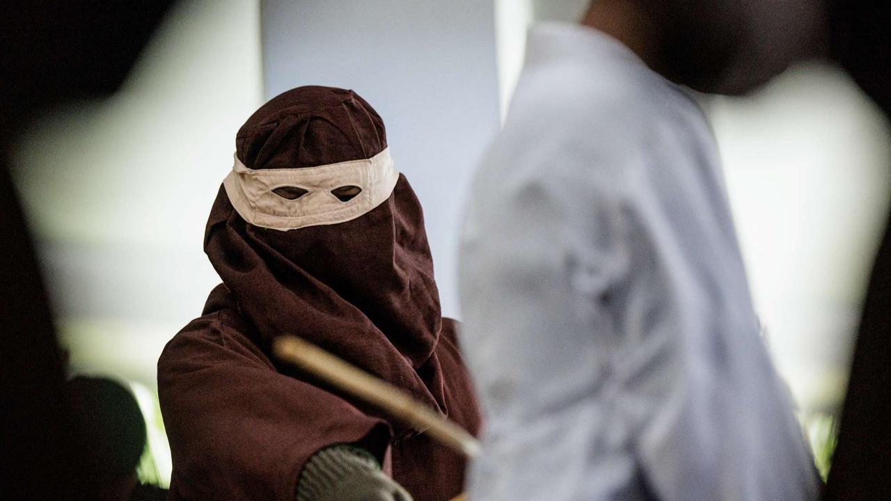 Eksekusi hukuman cambuk terhadap pasangan gay di Aceh