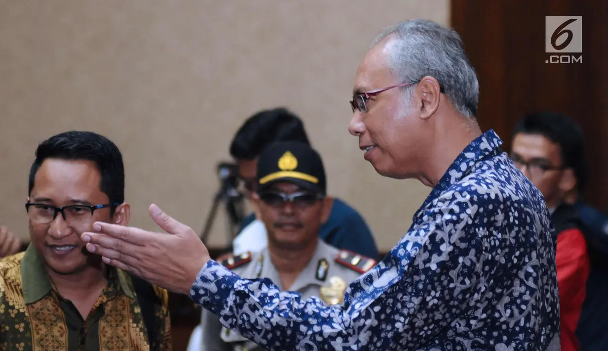 Dokter RS Permata Hijau, Bimanesh Sutarjo (kanan) bersiap mengikuti sidang di Pengadilan Tipikor, Jakarta, Kamis (8/3). Dalam dakwaan, Bimanesh diduga merintangi penyidikan tersangka kasus korupsi e-KTP, Setya Novanto. (Liputan6.com/Helmi Fithriansyah)