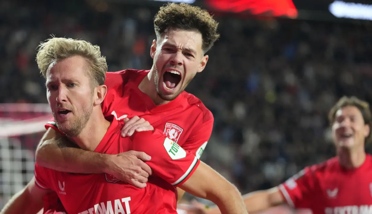 Pemain FC Twente, Michel Vlap melakukan selebrasi setelah mencetak gol ke gawang Fenerbahce pada laga Liga Europa 2024/2025 di FC Twente stadium, Enschede, Belanda, Jumat (04/10/2024) dini hari WIB. (AP Photo/Peter Dejong)
