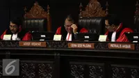 Ketua Majelis Hakim Mahkamah Konstitusi, Arief Hidayat (tengah) membacakan putusan uji materi UU ITE yamg diajukan Setya Novanto saat sidang pembacaan putusan di gedung Mahkamah Konstitusi, Jakarta, Rabu (7/9). (Liputan6.com/Faizal Fanani)
