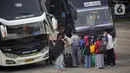Sejumlah calon bersiap menaiki bus di Terminal Kampung Rambutan, Jakarta, Rabu (19/5/2021). Pemerintah Provinsi DKI Jakarta kembali mengoperasikan Terminal Kampung Rambutan pasca berakhirnya peraturan larangan mudik Lebaran 2021. (Liputan6.com/Johan Tallo)