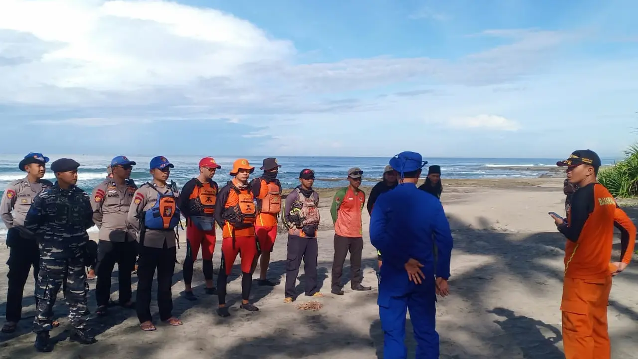 Tim gabungan pencarian santri terseret pantai Manalusu, Garut, Jawa Barat yang dipimpin Kasat Polair Polres Garut Akp Anang Sonjaya, dalam apel sebelum pencarian. (Liputan6.com/Jayadi Supriadin)