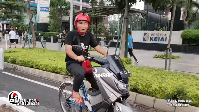 Perkawinan Yamaha Nmax dengan sepeda kayuh oprekan Mustofa. (Sumber: Youtube/@bapakmustofakepalajenggot)