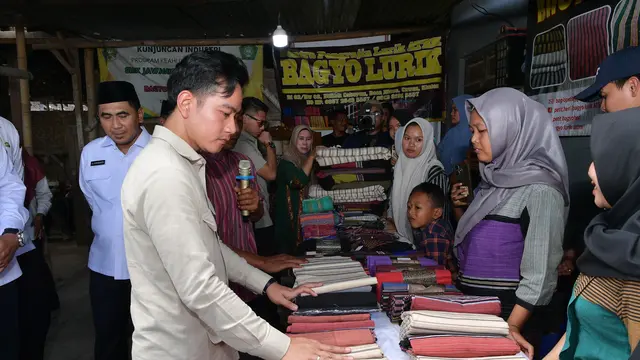 Wakil Presiden (Wapres) Gibran Rakabuming Raka melangsungkan kunjungan kerja ke Desa Pengrajin Lurik Tradisional di Dusun II, Mlese kec. Cawas, Kabupaten Klaten, Jawa Tengah, Rabu (9/7/2025).