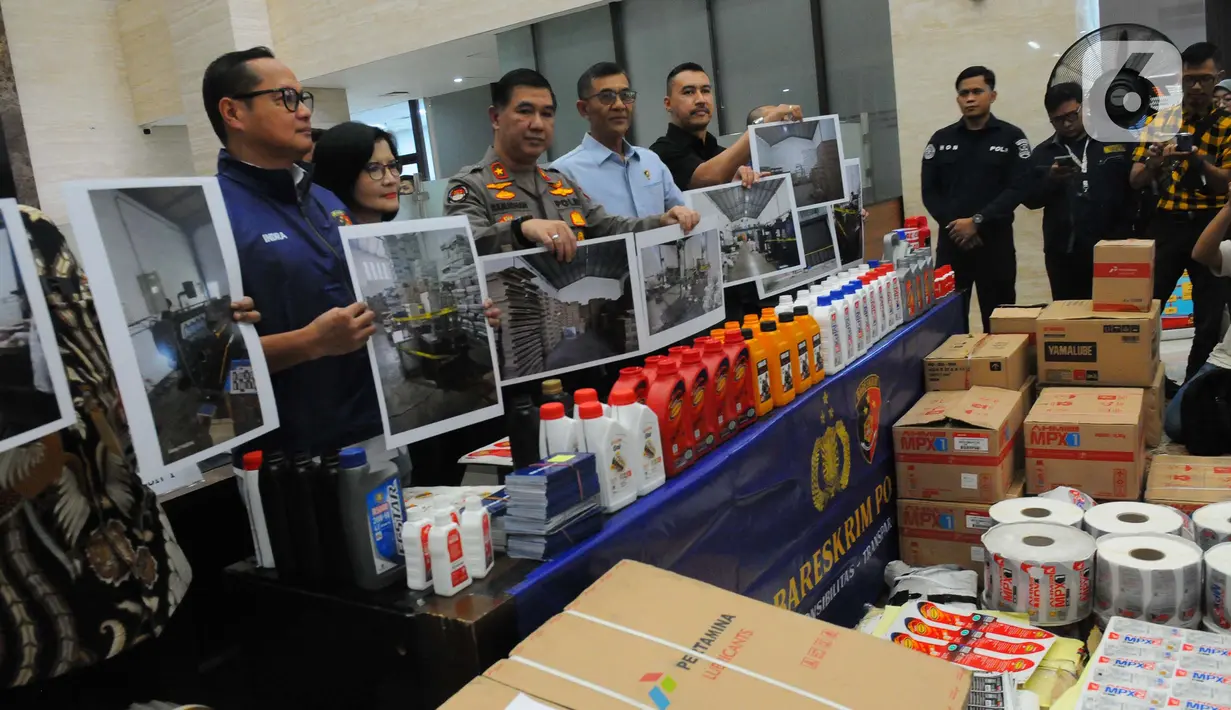 <p>Direktur Tindak Pidana Tertentu (Dir Tipiter) Bareskrim Polri Brigjen Pol. Hersadwi Rusdiyono dalam konferensi pers di Mabes Polri, Jakarta, Kamis, mengatakan dalam pengungkapan tersebut ada lima pelaku ditangkap dan ditetapkan sebagai tersangka. (merdeka.com/Imam Buhori)</p>
