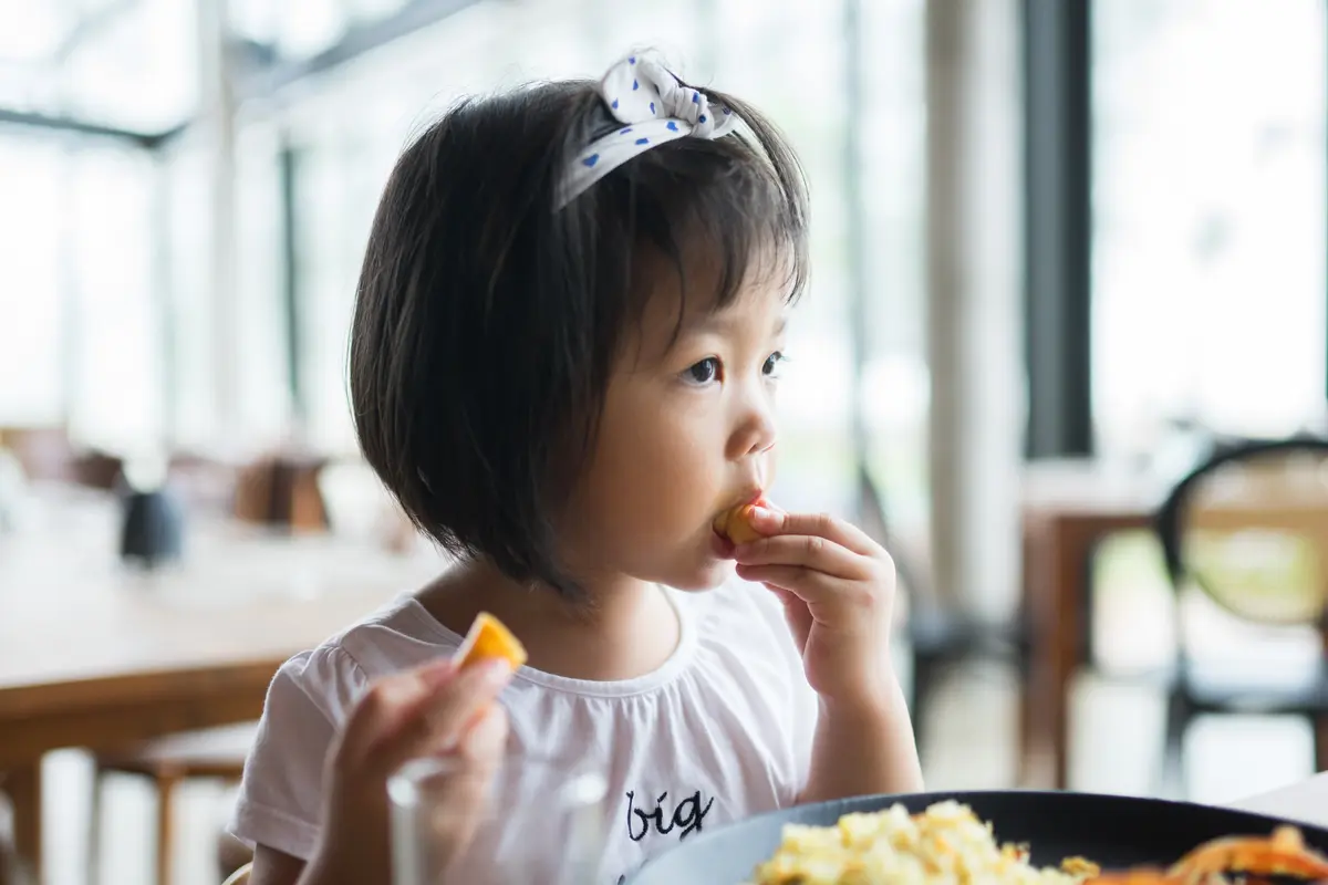 anak makan