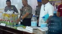 Kapolda Jateng Irjen Pol Condro Kirono menunjukkan air zam zam palsu yang dikemas dalam botol. (foto: Liputan6.com / felek wahyu)