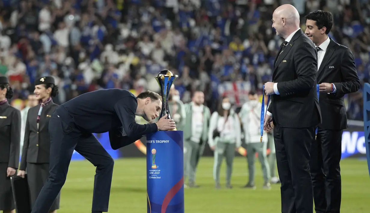 Chelsea akhirnya berhasil mencetak gol kedua sekaligus memastikan kemenangan lewat sepakan penalti Kai Havertz pada menit ke-117. (AP/Hassan Ammar)