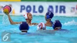 Pemain DKI Jakarta, Ariel Dyah Cininta S (kedua kiri) mengoper bola saat laga final polo air PON XIX melawan Jawa Barat di Kolam Renang Si Jalak Harupat, Kab Bandung, Senin (26/9). DKI Jakarta unggul dengan skor 14-8. (Liputan6.com/Helmi Fithriansyah)
