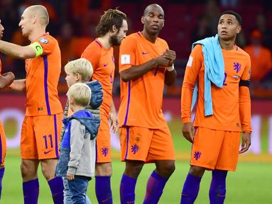 Arjen Robben (2kiri) memberikan semangat kepada rekan setimnya usai laga melawan Swedia pada kualifikasi Piala Dunia 2018 grup A di Amsterdam Arena, Amsterdam (10/10/2017). Belanda menang 2-0 namun kalah selisih gol dari Swedia. (AFP/Emmanuel Dunand)