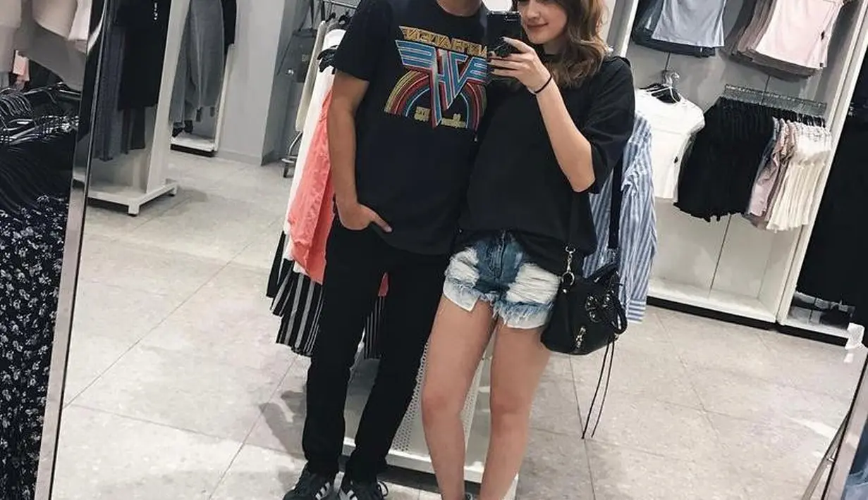 Gaya hangout mereka juga kece, bisa jadi inspirasi OOTD sama pacar nih. (Instagram/ciomanassero).