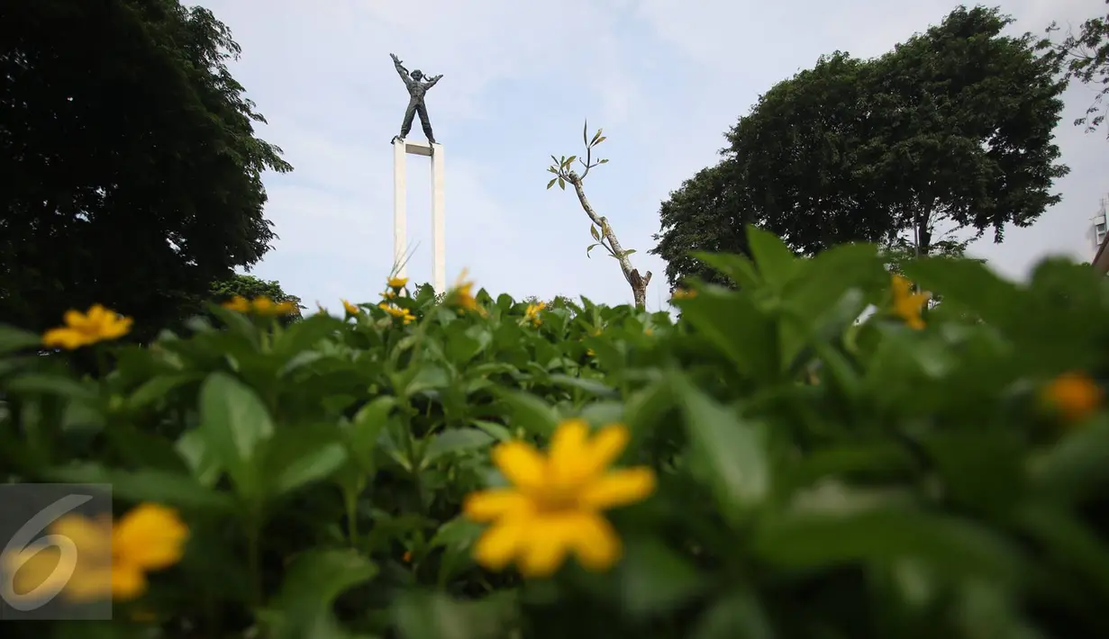 Pemprov DKI berencana melakukan renovasi terhadap Taman Lapangan Banteng, Jakarta, Senin (6/3). Untuk tahap awal, sekeliling lapangan sepak bola di lokasi itu akan dipagari. (Liputan6.com/Immanuel Antonius)