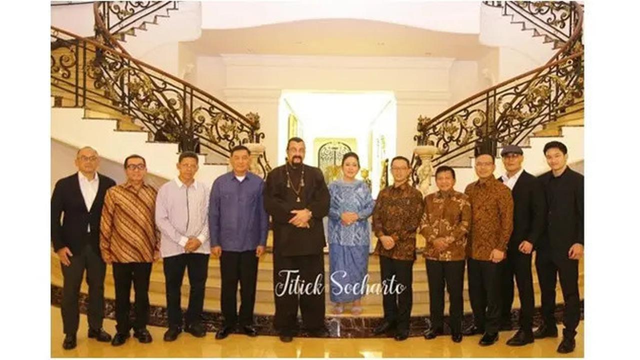 6 Potret Azka Corbuzier Bertemu Steven Seagal, Ngobrol Tentang Seni Bela Diri