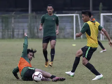 Pemain Timnas Indonesia U-19, Bagus Kahfi, berebut bola saat latihan di Stadion Padjadjaran, Bogor, Kamis (26/9). Latihan ini merupakan persiapan jelang kualifikasi Piala Asia 2020. (Bola.com/Yoppy Renato)