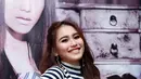 "Lagunya seneng-seneng aja. Girang-girang. Sekarang nggak galau. Oke bye!" tegas Ayu Ting Ting. Setidaknya nuansa itulah yang ingin ia tunjukkan dalam album dangdutnya ‘The Best of Ayu Ting Ting’. (Deki Prayoga/Bintang.com)