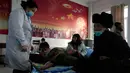 Tiga orang tewas setelah gempa magnitudo 7,1 mengguncang wilayah Xinjiang, China, pada Selasa (23/1/2024) pagi. Penyiar negara CCTV melaporkan bahwa lima orang terluka dan 12.426 orang dievakuasi dari daerah yang terdampak. (AP Photo/Ng Han Guan)