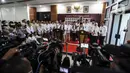 Ketua Umum Partai Gerindra Prabowo Subianto (tengah kiri) bersama Ketua Umum Partai Kebangkitan Bangsa (KPB) Muhaimin Iskandar atau Cak Imin kompak melakukan konferensi pers bersama serta mendaftarkan partai politiknya sebagai calon peserta Pemilu 2024 di Kantor KPU, Jakarta, Senin (8/8/2022). Pada hari kedelapan ini, Partai Gerindra dan PKB kompak bersama mendaftarkan sebagai calon peserta Pemilu 2024. (Liputan6.com/Johan Tallo)