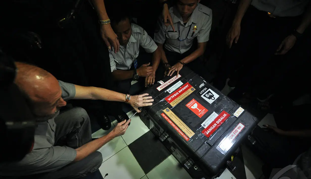 Tim gabungan berhasil menemukan FDR pada kedalaman 30 meter pada senin (12/1) pukul 7.11 WIB dan selanjutnya akan dilakukan investigasi oleh tim KNKT. (Liputan6.com/Miftahul Hayat)