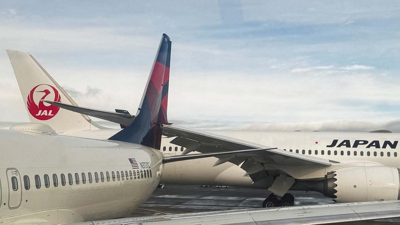 FOTO: Sayap Pesawat Japan Airlines Menabrak Ekor Pesawat Delta Airlines di Bandara Seattle