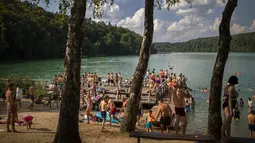 Layanan Hidrometeorologi Lituania telah mengeluarkan suhu tinggi oranye -peringatan suhu (tingkat menengah pada skala tiga tingkat) di sebagian besar negara 18-19 Agustus. (AP Photo/Mindaugas Kulbis)