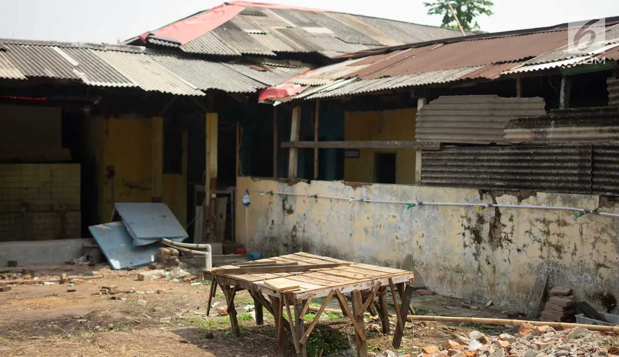 Kondisi bangunan rumah makan yang tak lagi beroperasi di Jalur Pantura, Jawa Barat, Sabtu (8/6/2019). Setelah beroperasinya jalan Tol Cipali yang merupakan bagian dari Tol Trans Jawa menyebabkan bisnis rumah makan di kawasan itu gulung tikar akibat sepinya pengunjung (Liputan6.com/Immanuel Antonius)