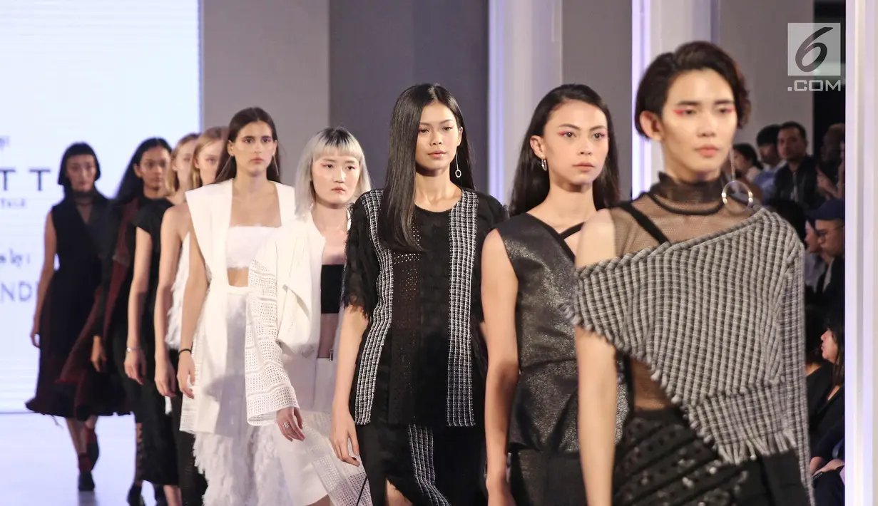 Model memperagakan busana karya perancang Natalia Kiantoro bertajuk Runway Hits dalam Fashion Nation 2018 di Senayan City, Jakarta, Sabtu (21/4/). Puncak acara Fashion Nation 2018 mengangkat tema I.AM.NOW. (Liputan6.com/Herman Zakharia)