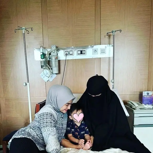 Curhat Sambil Nangis Sebelum Lepas Hijab, Ini 6 Potret Nathalie Holscher dan Umi Pipik