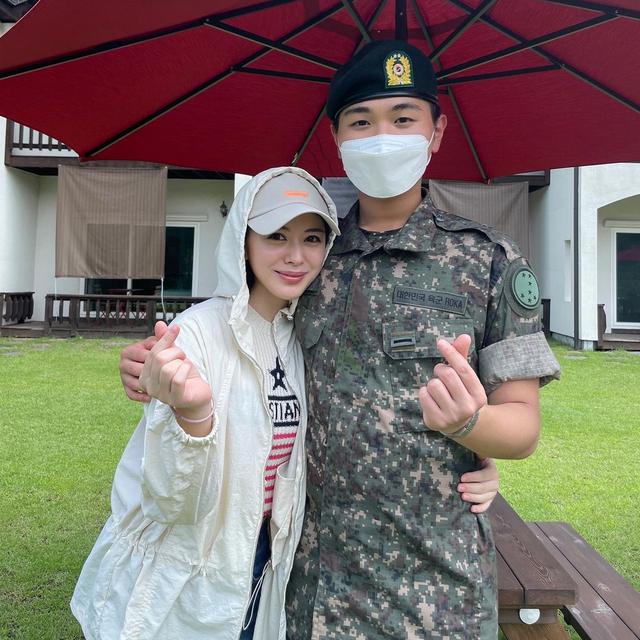 6 Potret Gaya Hijab Ayana Moon, Mulai dari Syari hingga Jilbab Sporty