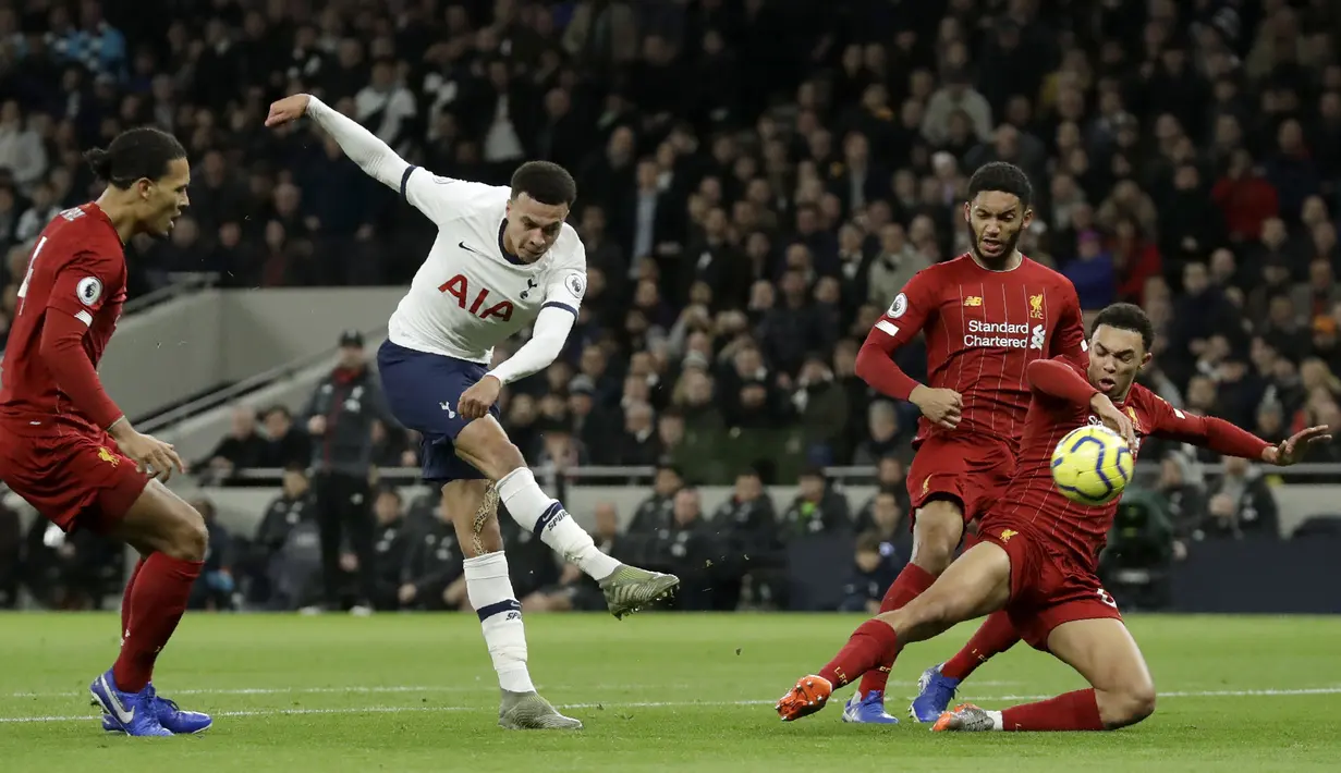 Gelandang Tottenham Hotspur, Dele Alli menembak bola ke arah gawang Liverpool saat bertanding di Liga Inggris di Stadion Tottenham Hotspur di London, Inggris, Sabtu (11/1/2020). Liverpool menang 1-0 atas Tottenham. (AP Photo/Matt Dunham)