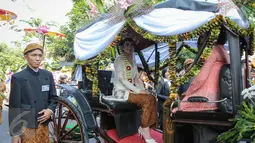 Dengan menggunakan kereta kuda milik Presiden Jokowi, Selvi Ananda diarak menuju Gedung Graha Saba Buana untuk menjalani prosesi akad nikahnya dengan Gibran Rakabuming Raka, Solo, Jawa Tengah, Kamis (11/6/2015). (Liputan6.com/Faizal Fanani) 
