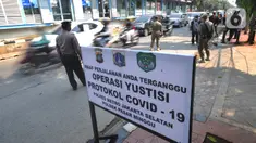 Petugas gabungan menggelar Operasi Yustisi Protokol COVID-19 di Jati Padang, Jakarta Selatan, Kamis (17/9/2020). Operasi itu untuk menegakan penerapan protokol kesehatan, terutama dalam penggunaan masker guna menekan penyebaran virus corona. (merdeka.com/Arie Basuki)