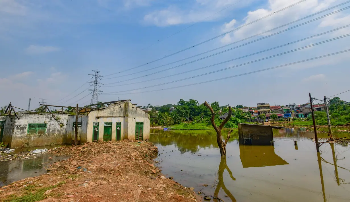 Rumah warga yang hancur akibat luapan Kali Pesanggrahan yang alirannya menyempit karena longsoran sampah di Tempat Pembuangan Akhir (TPA) Cipayung, Depok, Jawa Barat, Kamis (14/5/2026). (merdeka.com/Arie Basuki)