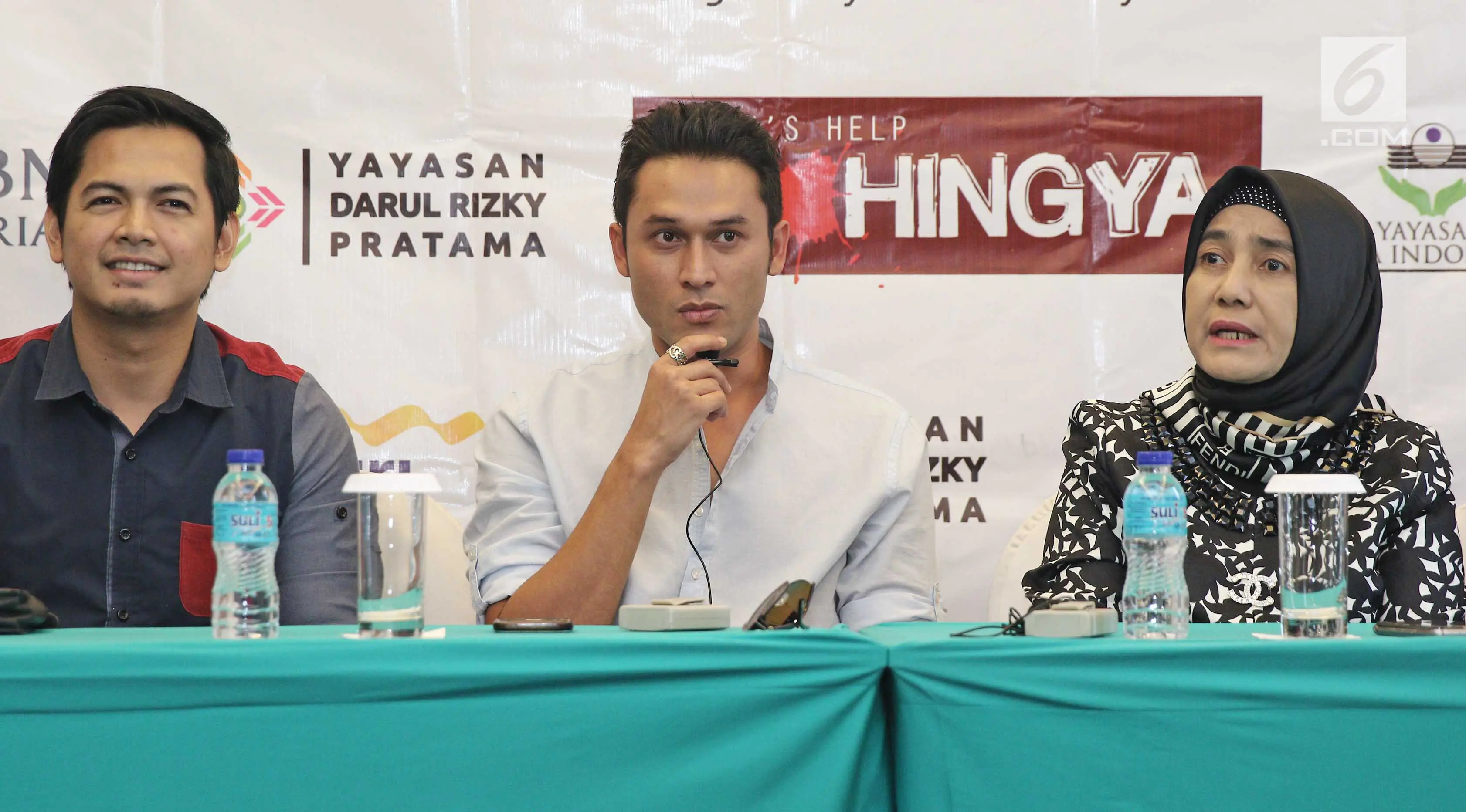 Aktor Indra Bruggman (tengah) memberi keterangan saat penggalangan dana untuk Rohingya di kawasan Dharmawangsa, Jakarta, Senin (18/09). (Liputan6.com/Herman Zakharia)