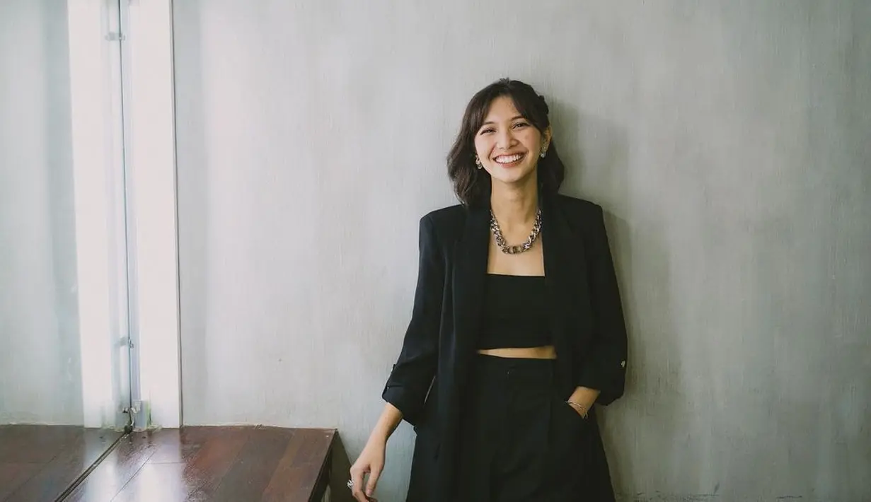 <p>Tampil manis mengenakan blazer, padu padan Sheila Dara di sini bisa ditiru. Ia tampak all black outfit dengan innerwear hitam yang juga ditumpuk dengan blazer hitam, dan celana berwarna hitam. Foto: Instagram.</p>