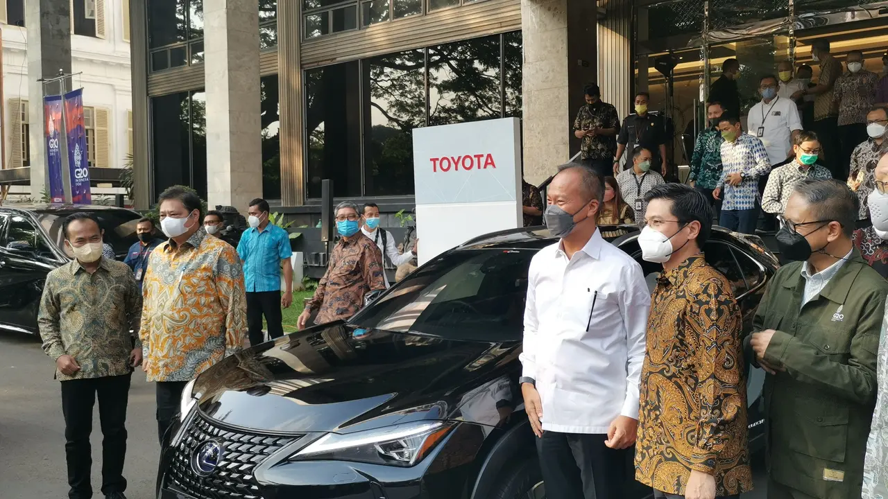 Menteri Koordinator Bidang Perekonomian Airlangga Hartarto menerima sebanyak 143 unit mobil listrik type Lexus UX300 E dari Toyota Astra Motor (TAM).