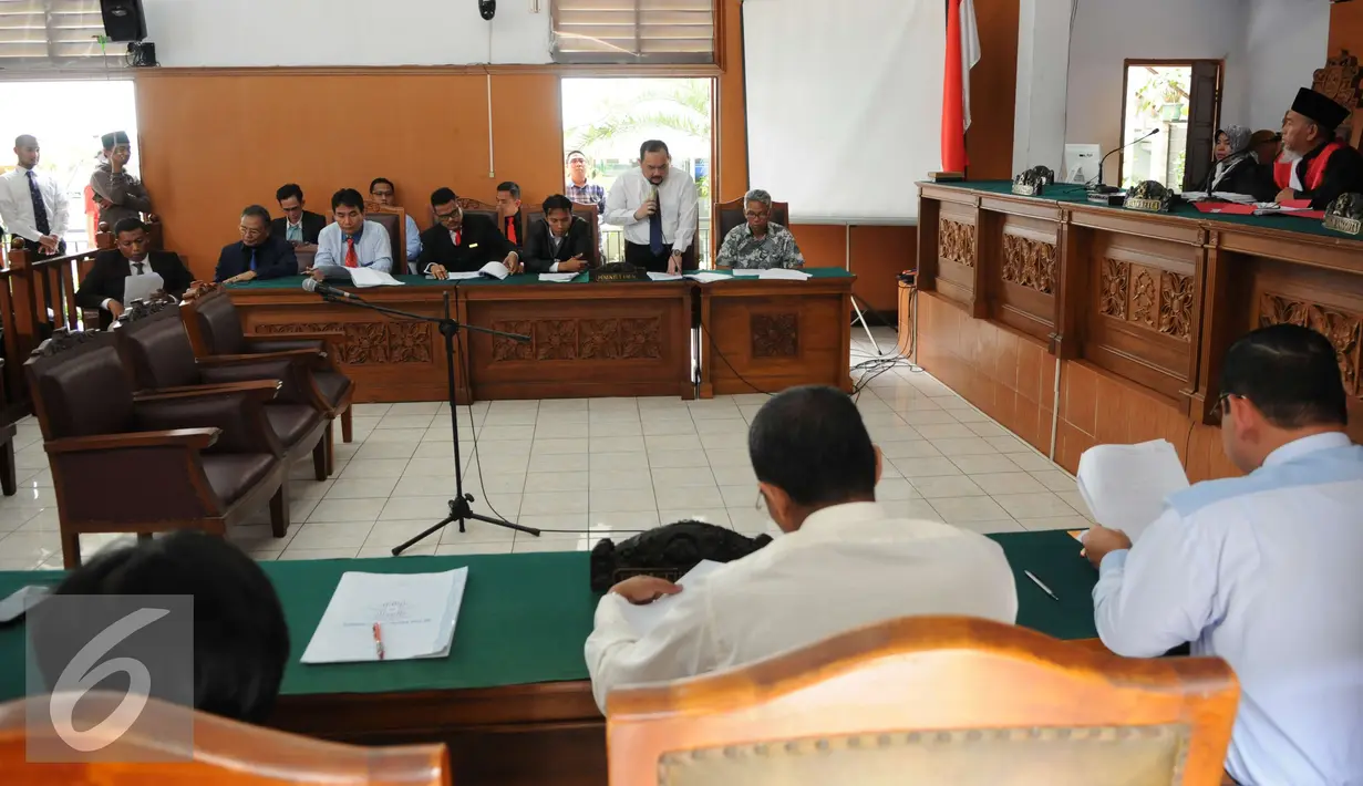 Buni Yani didampingi pengacaranya saat menjalani sidang praperadilan di Pengadilan Negeri Jakarta Selatan, Selasa (13/12). Sidang tersebut merupakan pembacaan surat permohonan praperadilan. (Liputan6.com/Helmi Affandi)